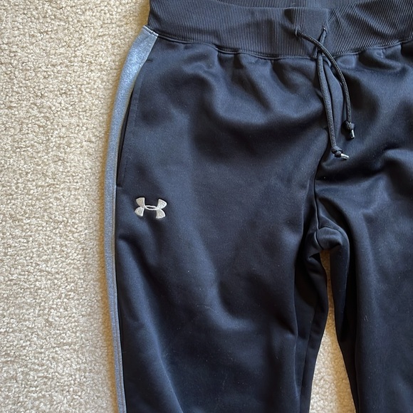 Women’s Under Armour sweatpants. Thick material Size medium - Picture 2 of 6